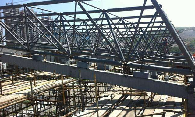 富德简述网架公司的黑色压型钢板的吊装步履